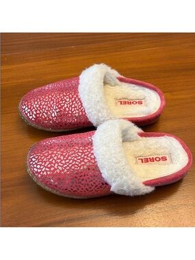 Sorel pink and silver leather Sherpa lined metallic kids slippers size 1